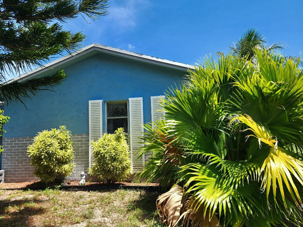 7235 Pine Blf Lake Worth, FL 33467