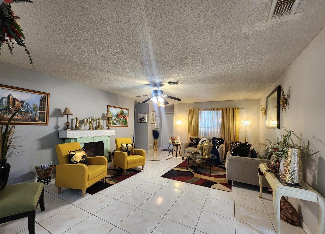7235 Pine Blf Lake Worth, FL 33467