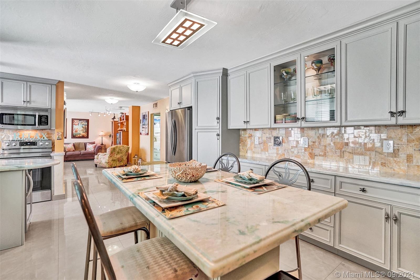701 Collins Ave #4C