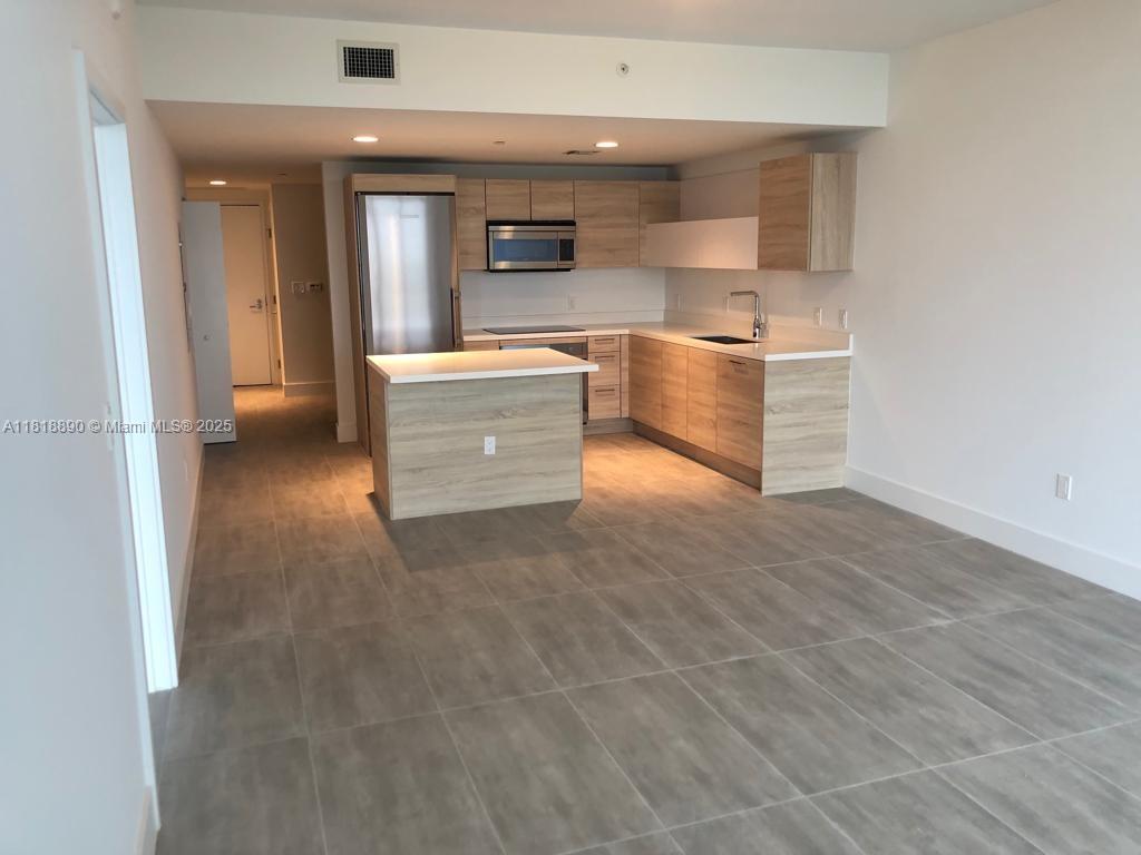 16385 Biscayne Blvd #1005,North Miami Beach, FL 33160