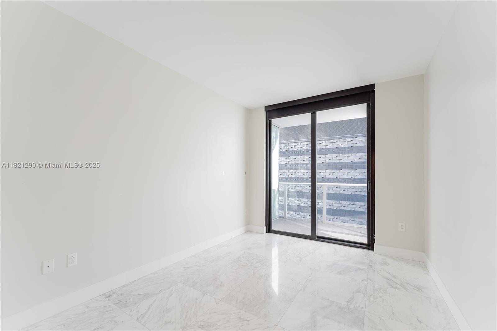 image !010 Brickell24