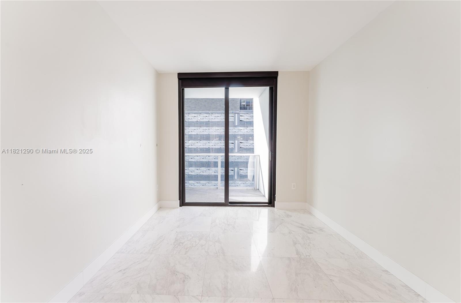image !010 Brickell25