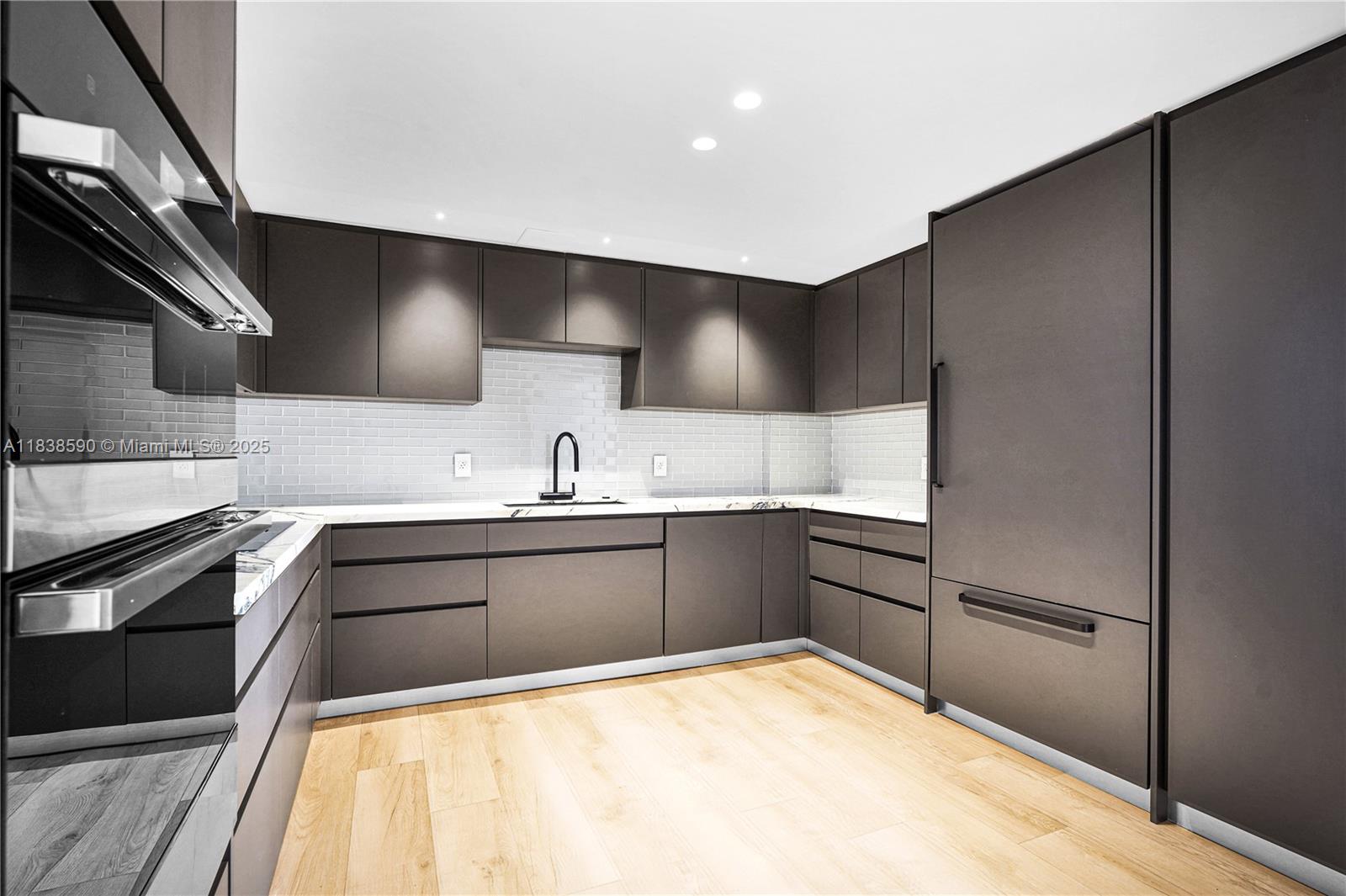 9111 E Bay Hbr Dr #PHD Bay Harbor Islands, FL 33154