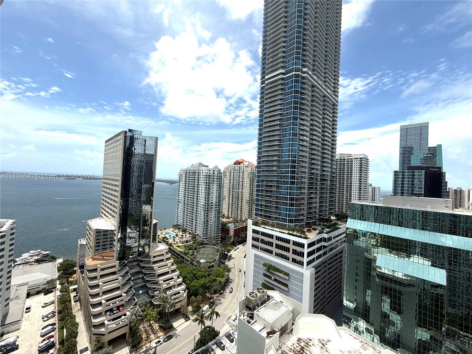 951 Brickell Ave #2710
