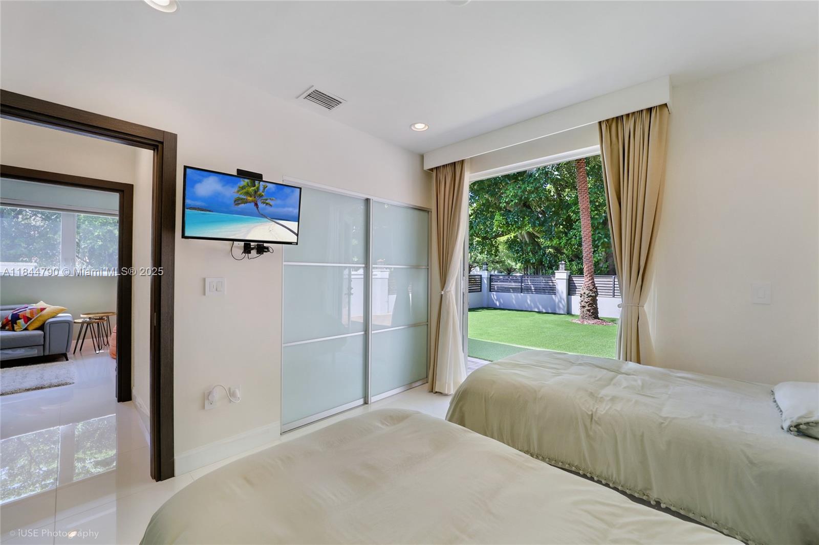 5320 Sunset Dr Miami, FL 33143