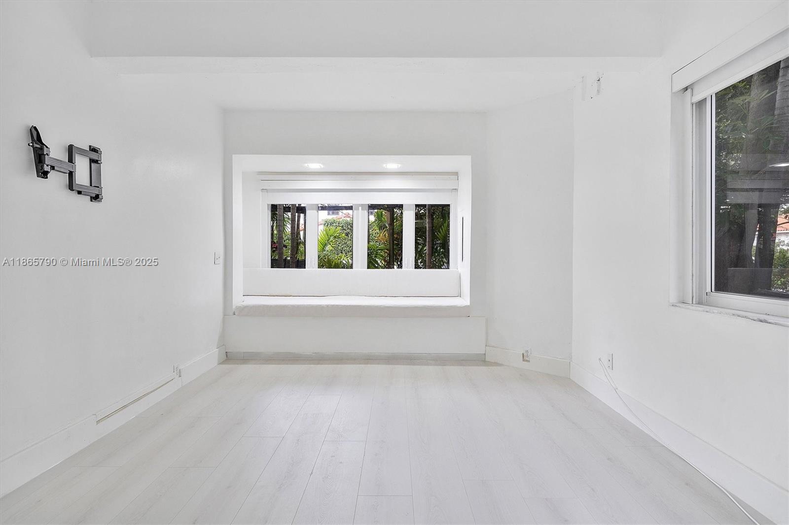 600 91st St #- Surfside, FL 33154