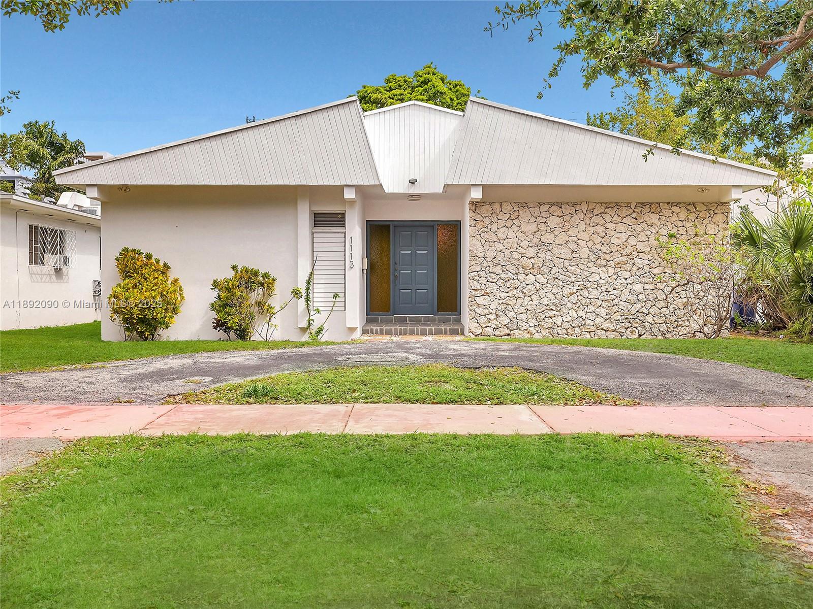 1109 Biarritz Dr