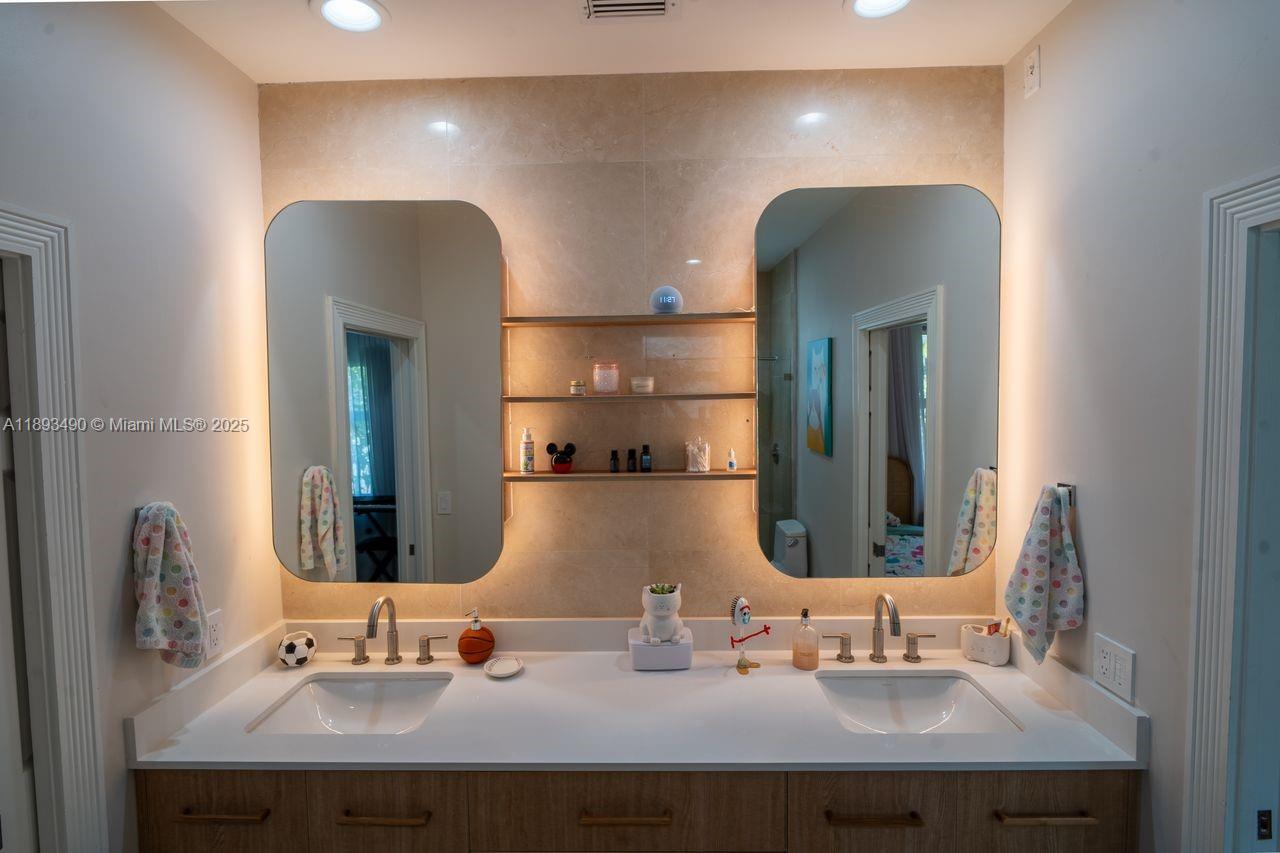 2493 Poinciana Dr Weston, FL 33327