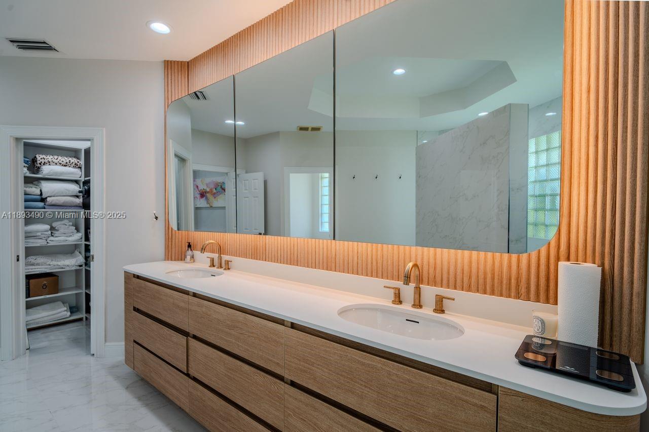 2493 Poinciana Dr Weston, FL 33327