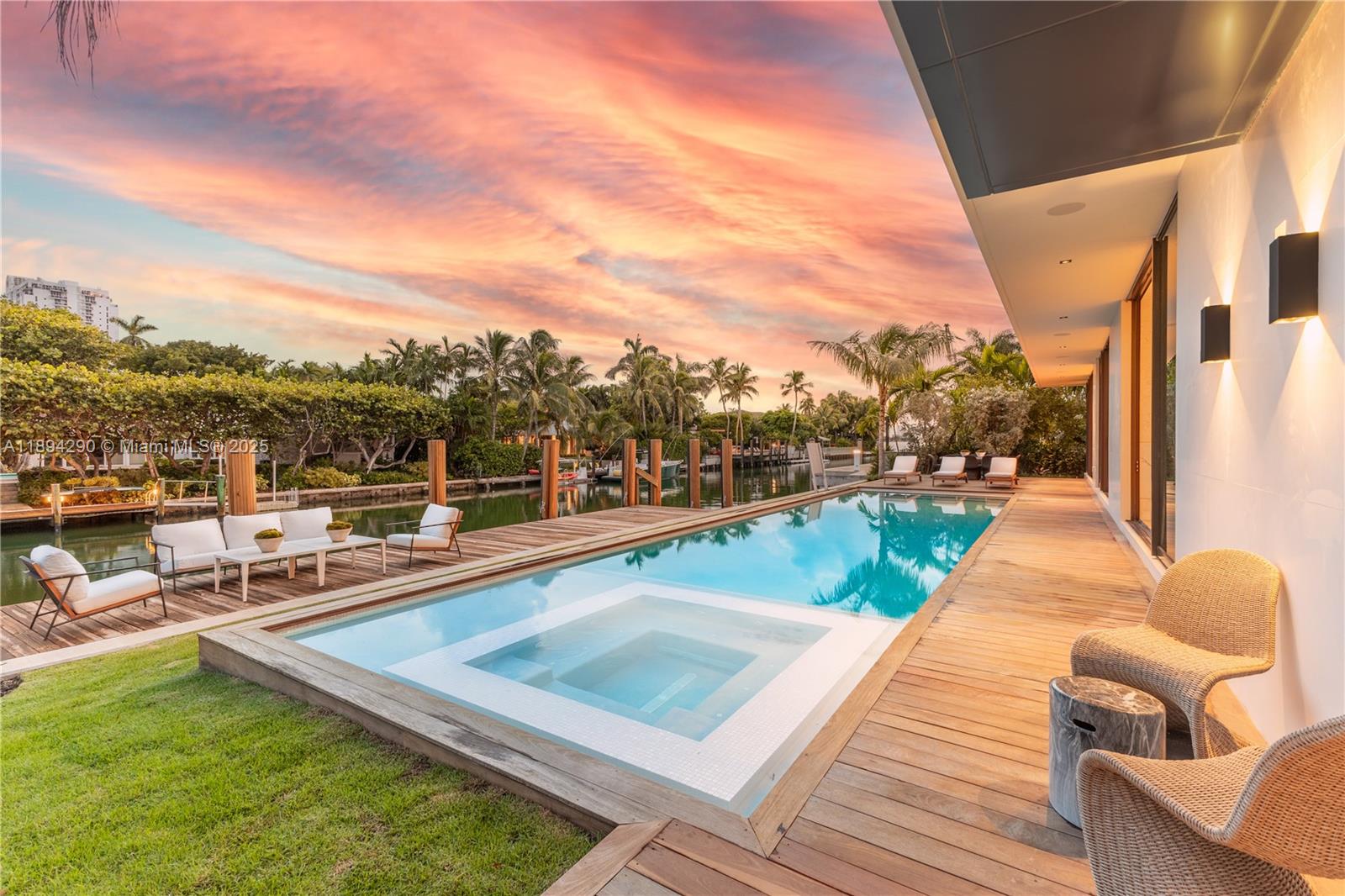 2288 Sunset Dr Miami Beach, FL 33140