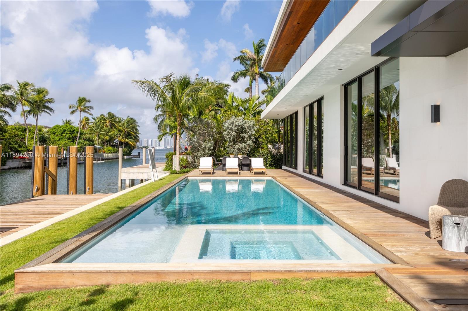 2288 Sunset Dr Miami Beach, FL 33140