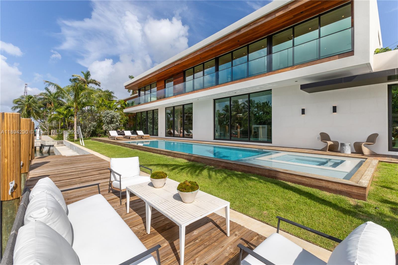 2288 Sunset Dr Miami Beach, FL 33140