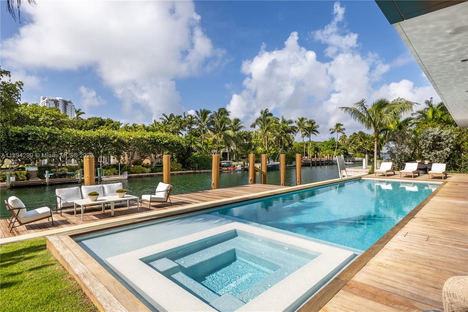 2288 Sunset Dr Miami Beach, FL 33140