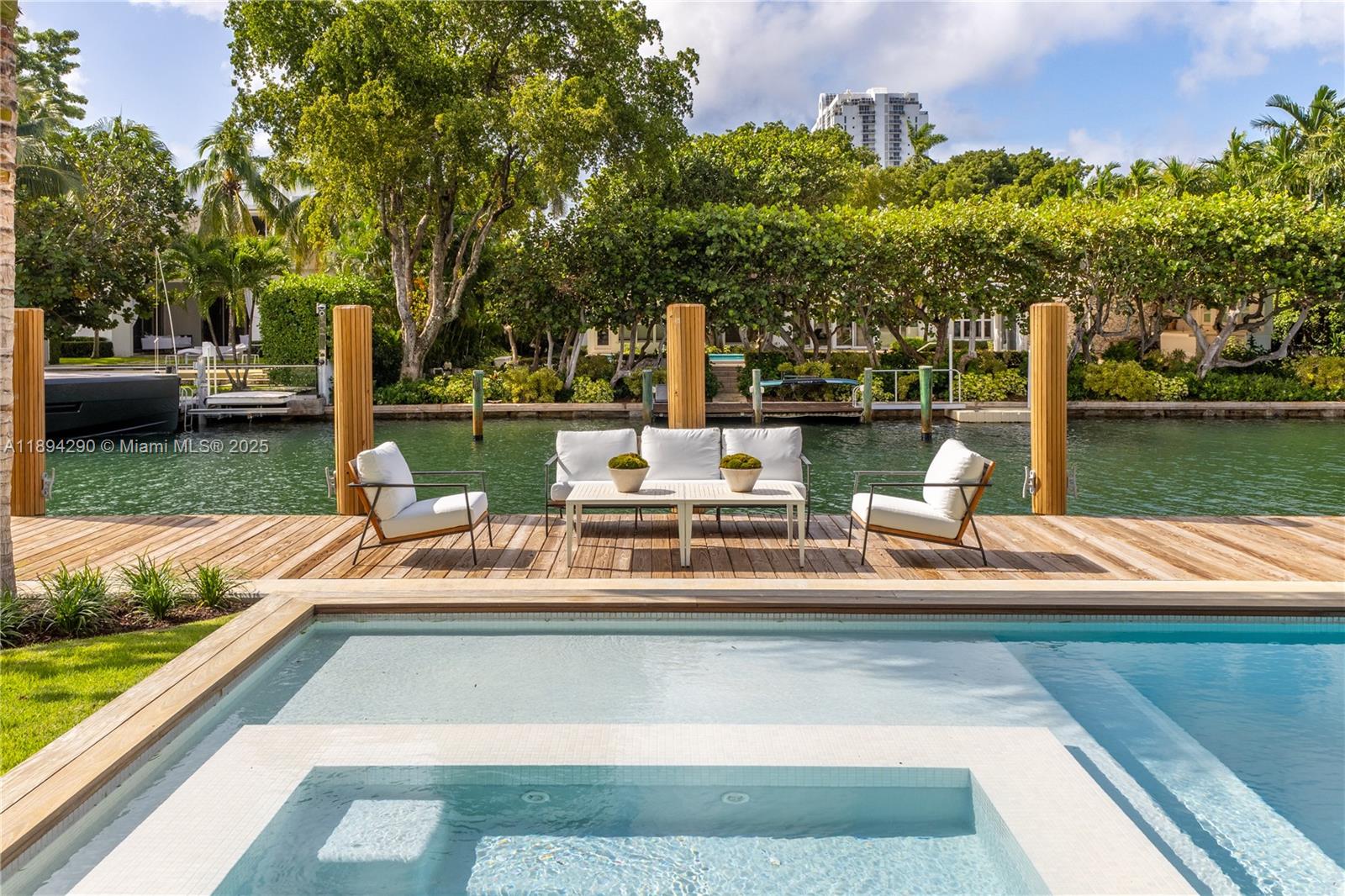 2288 Sunset Dr Miami Beach, FL 33140