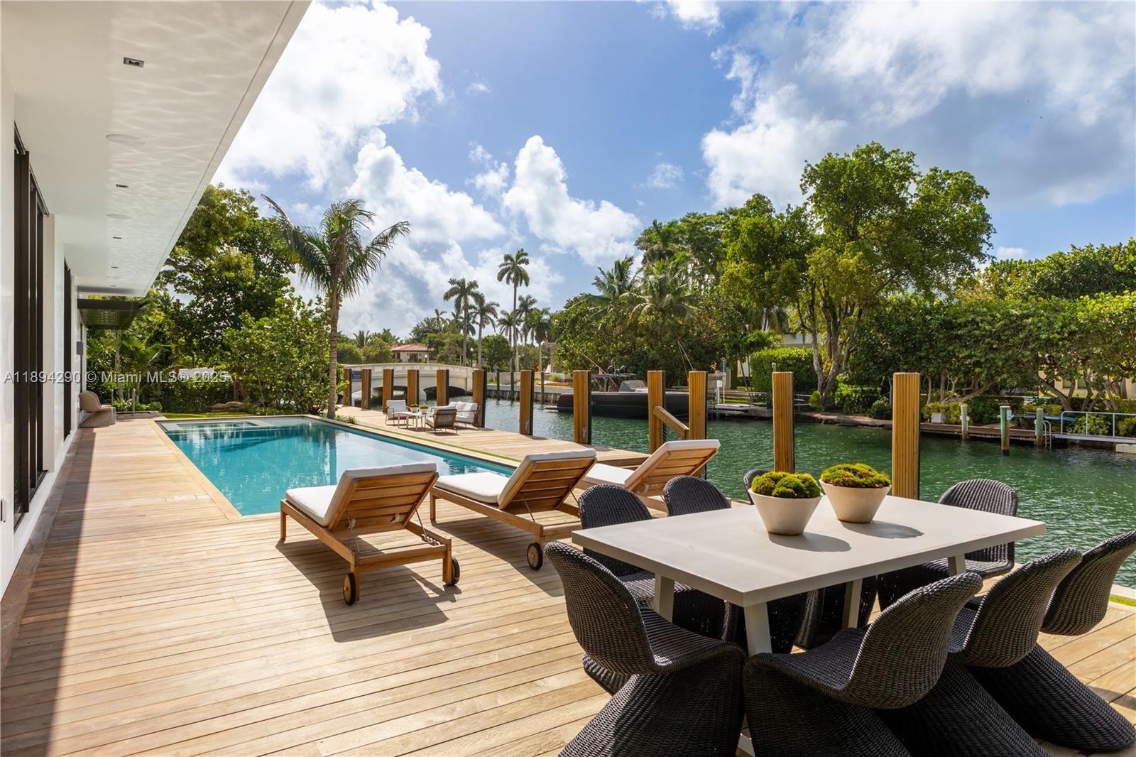 2288 Sunset Dr Miami Beach, FL 33140