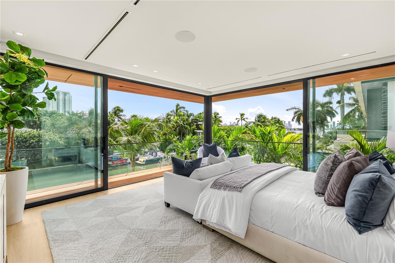 2288 Sunset Dr Miami Beach, FL 33140