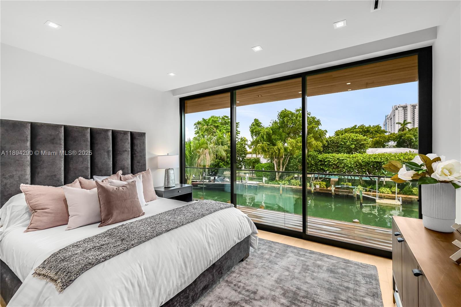 2288 Sunset Dr Miami Beach, FL 33140