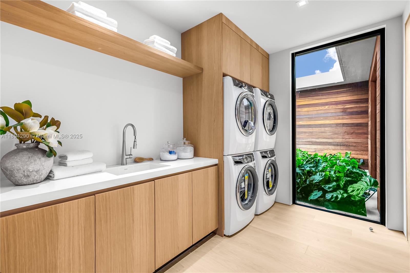 2288 Sunset Dr Miami Beach, FL 33140