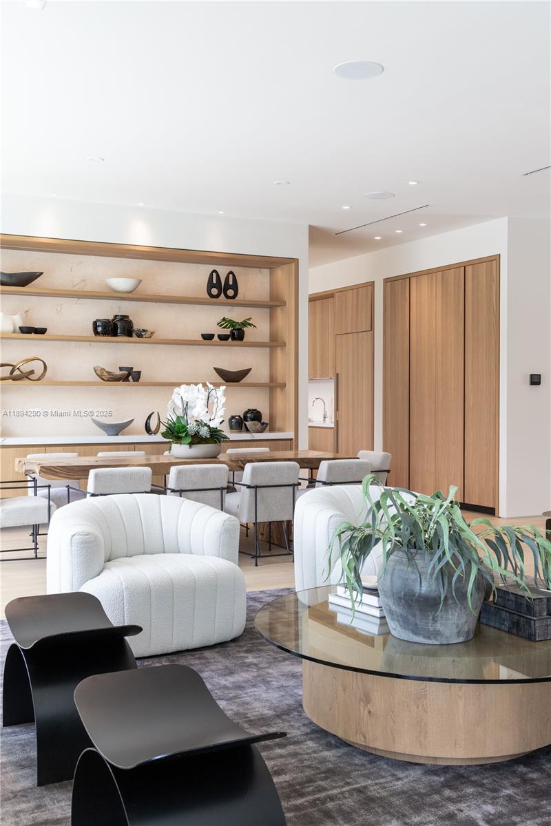 2288 Sunset Dr Miami Beach, FL 33140