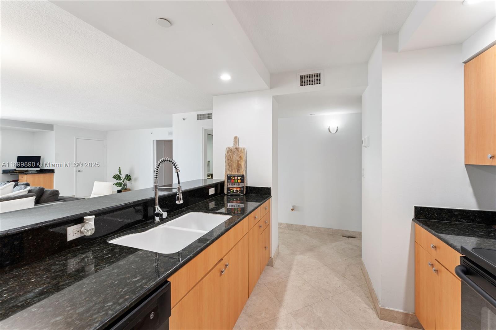 6917 Collins Ave #607 Miami Beach, FL 33141