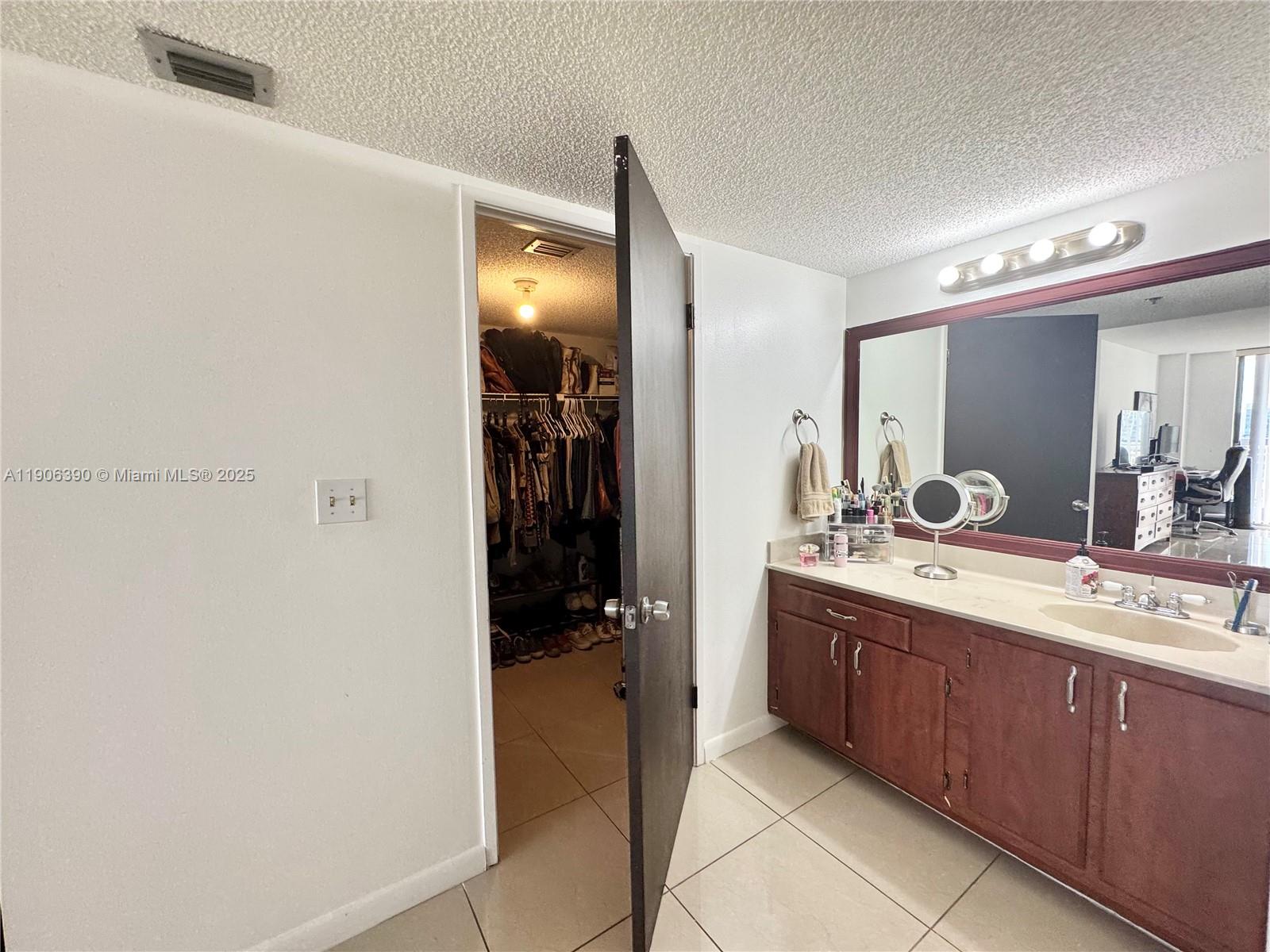 image Winston Towers 60022