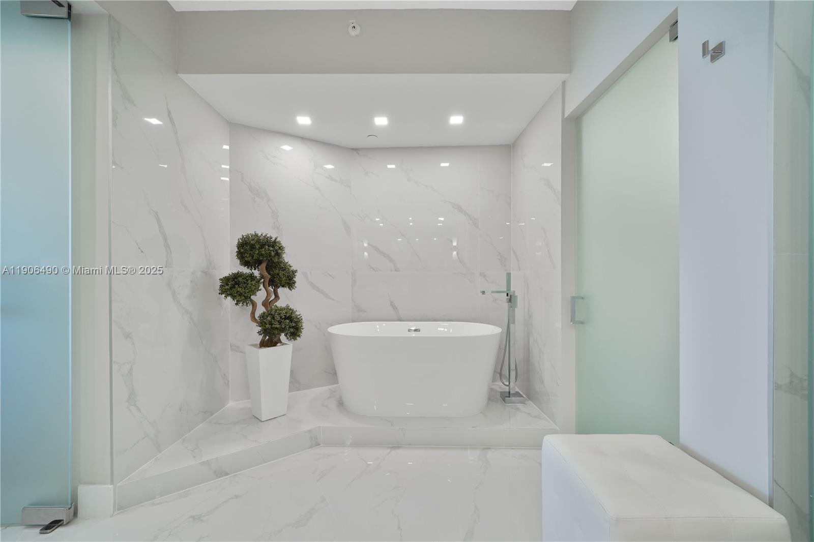 300 S Pointe Dr #4306 Miami Beach, FL 33139