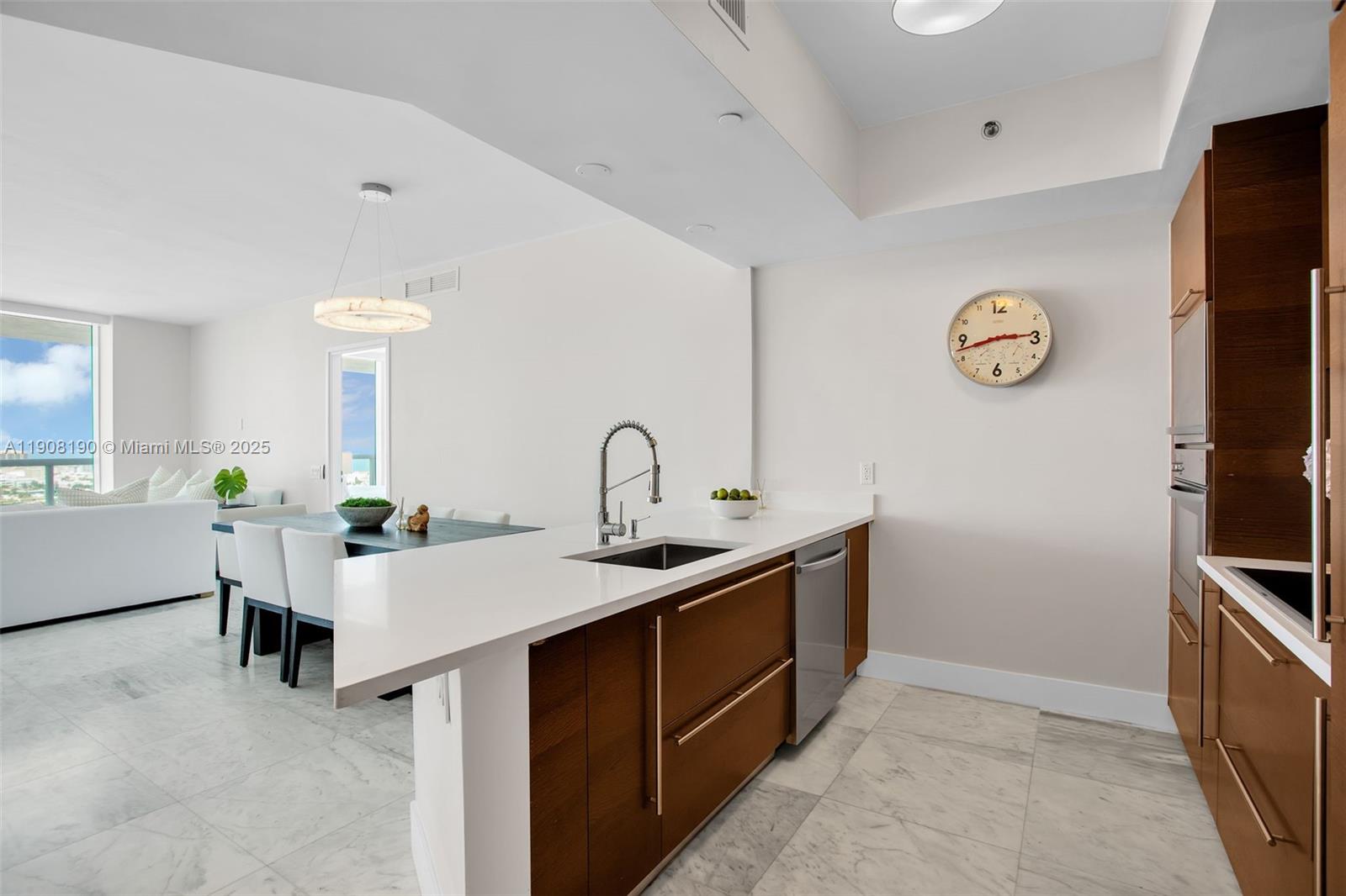 450 Alton Rd #2110 Miami Beach, FL 33139