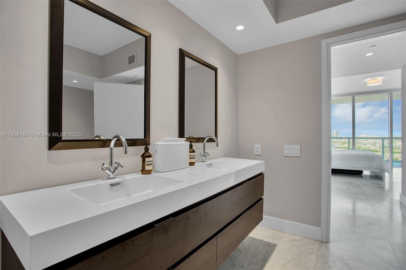 450 Alton Rd #2110 Miami Beach, FL 33139