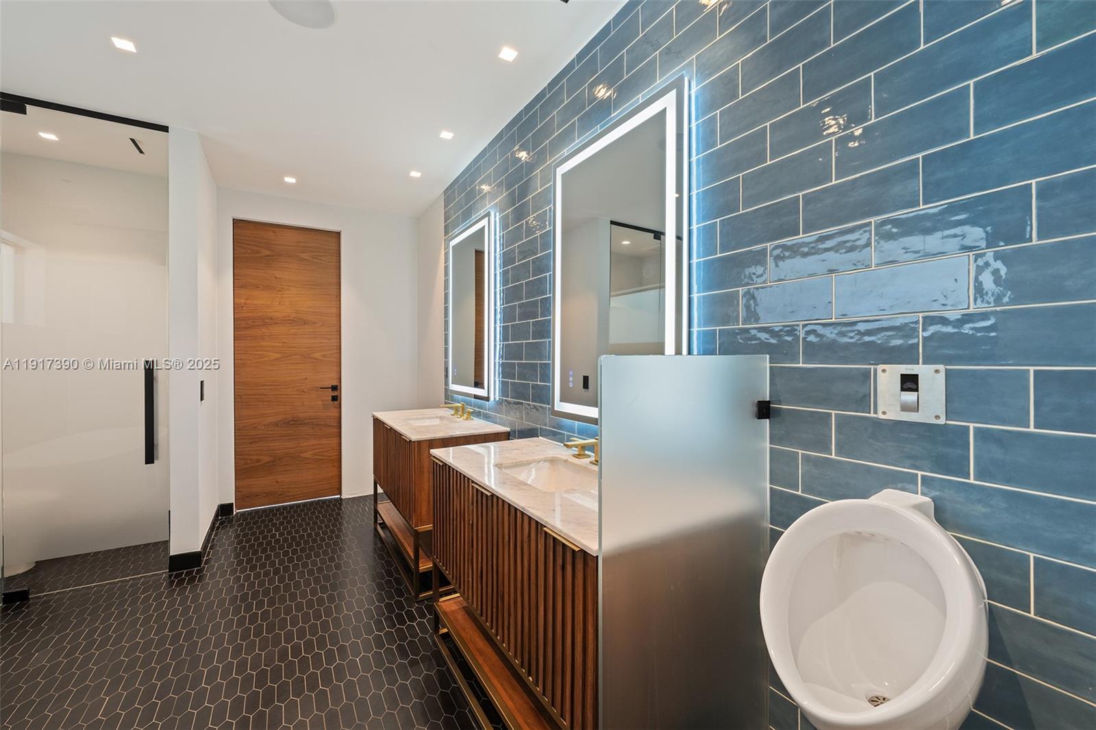 900 Washington St Hollywood, FL 33019