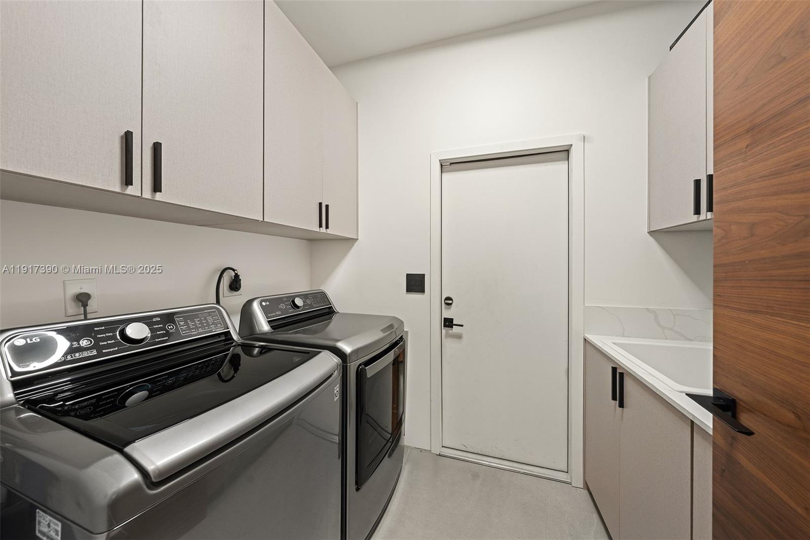 900 Washington St Hollywood, FL 33019