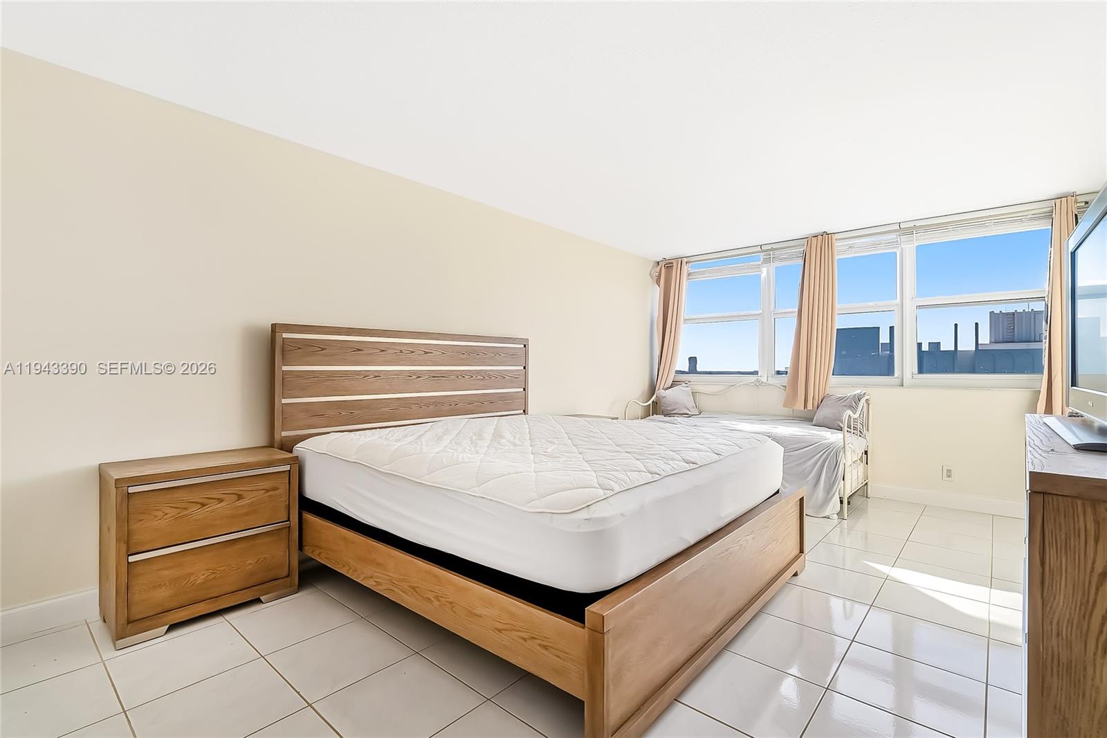 1890 S Ocean Dr #1907 Hallandale Beach, FL 33009