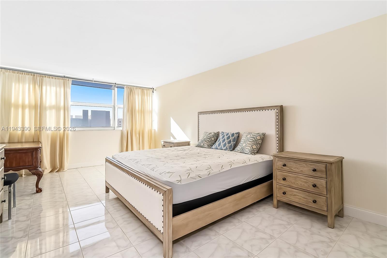 1890 S Ocean Dr #1907 Hallandale Beach, FL 33009