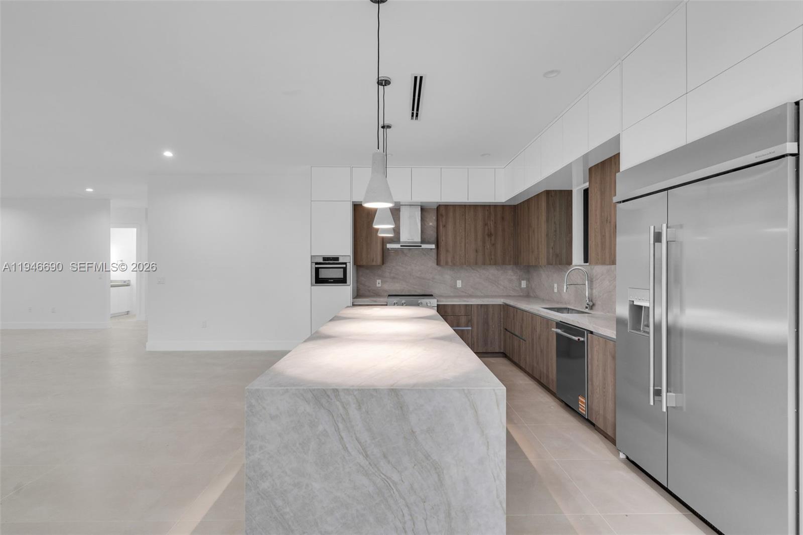 240 NE 156th St Miami, FL 33162