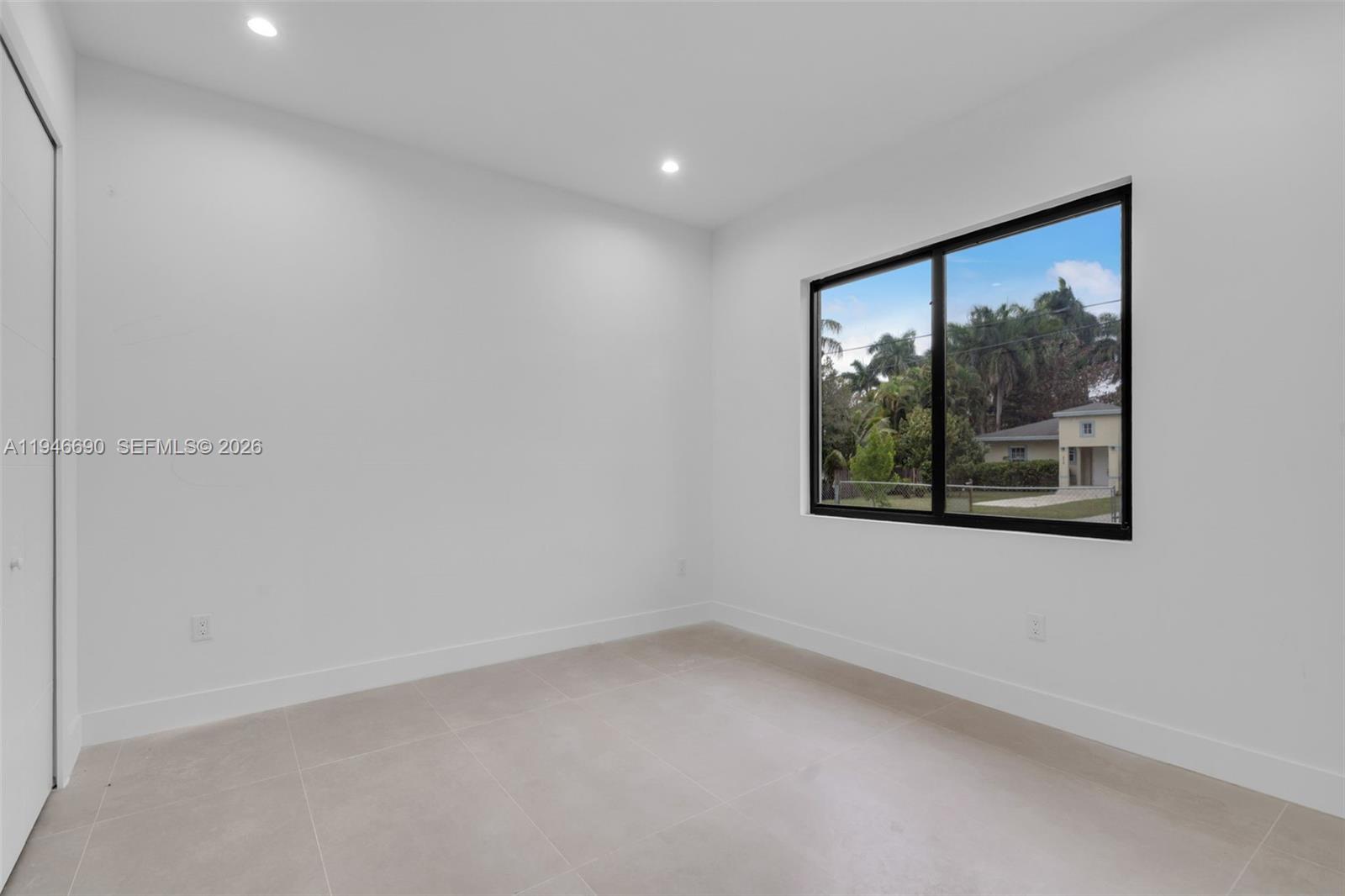 240 NE 156th St Miami, FL 33162