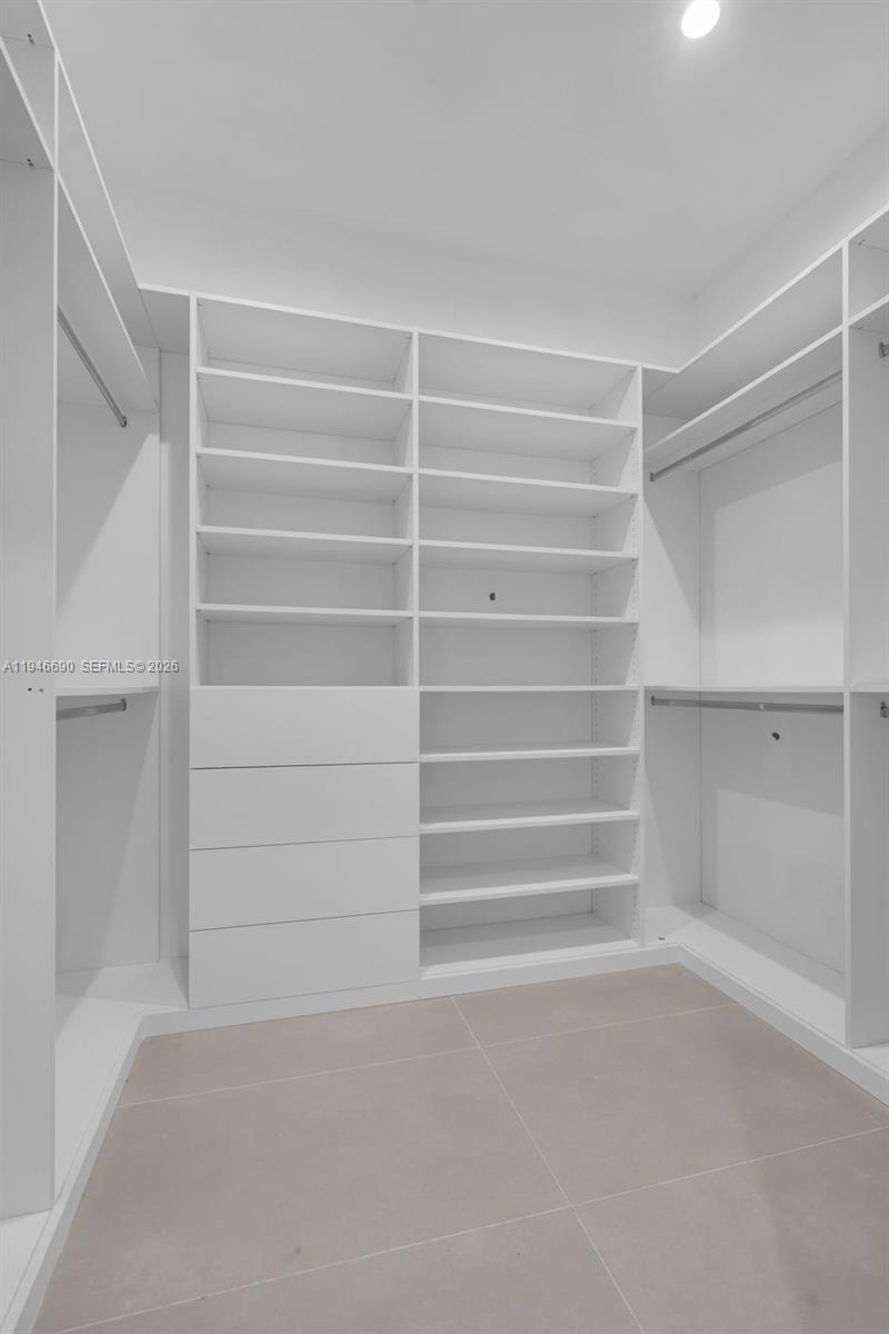 240 NE 156th St Miami, FL 33162