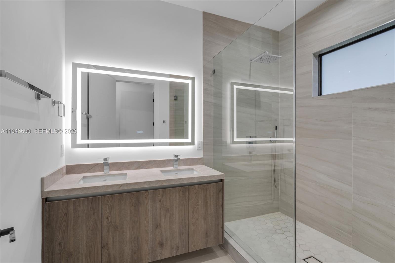 240 NE 156th St Miami, FL 33162