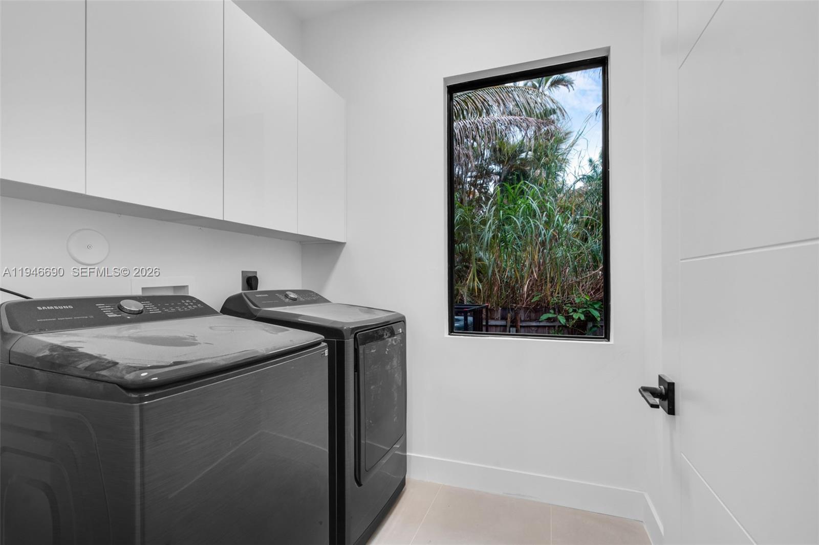 240 NE 156th St Miami, FL 33162