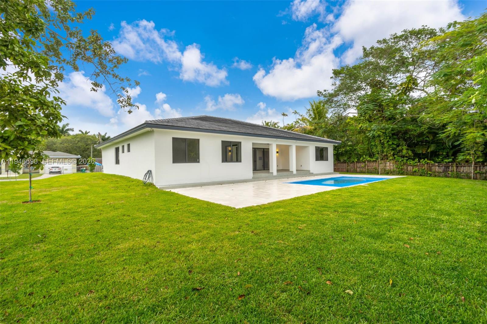 240 NE 156th St Miami, FL 33162