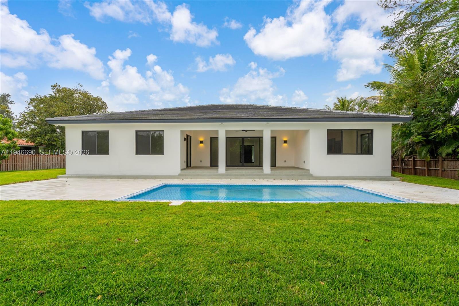 240 NE 156th St Miami, FL 33162