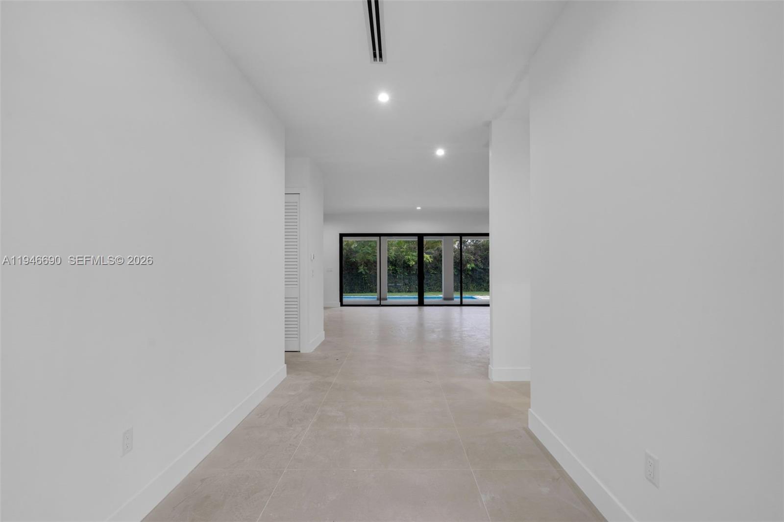 240 NE 156th St Miami, FL 33162