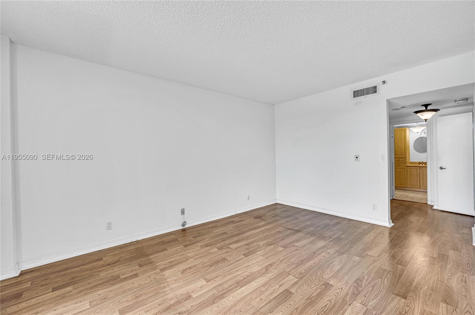 image Hamptons West25