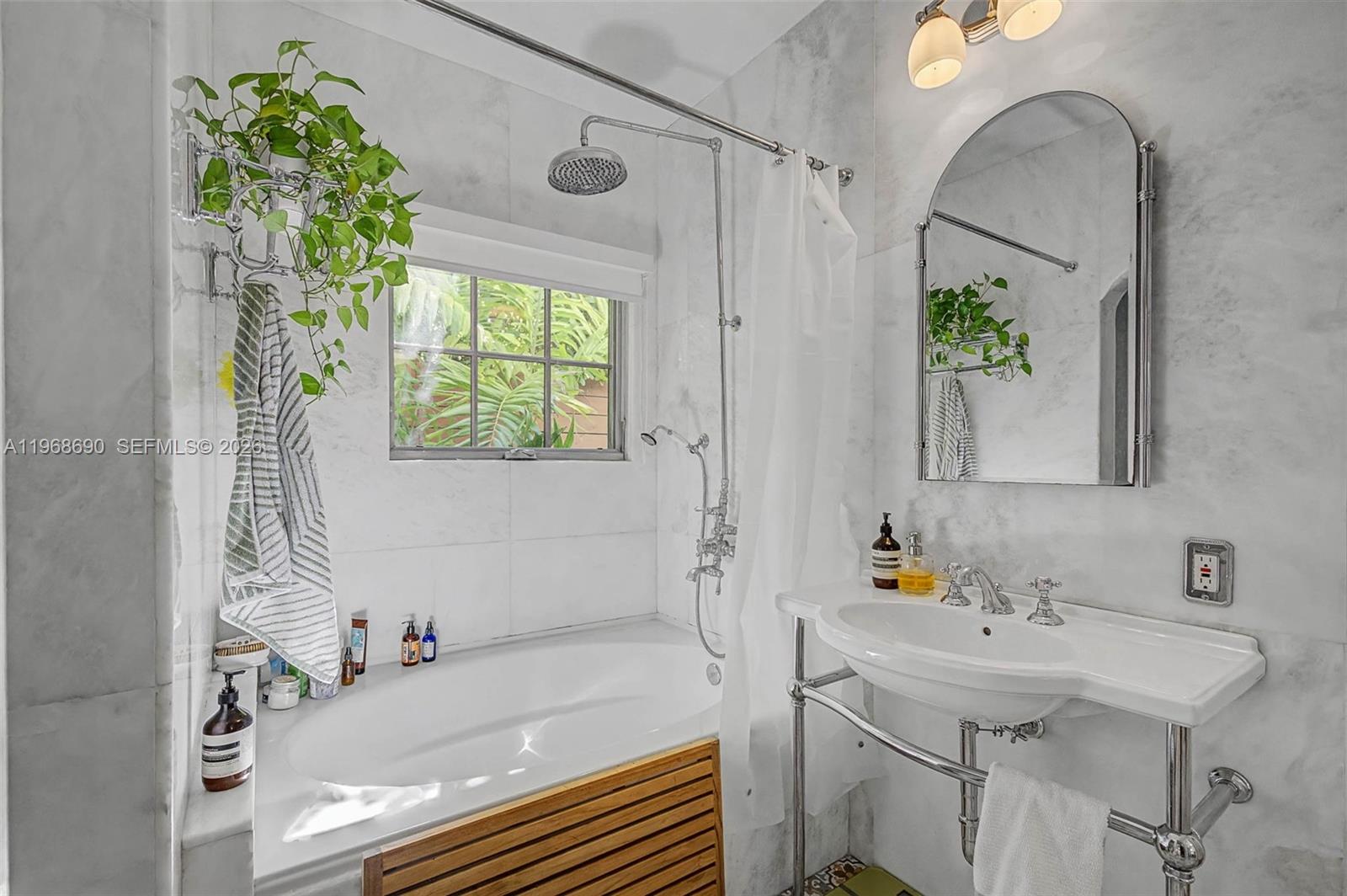 3233 Crystal Ct Miami, FL 33133