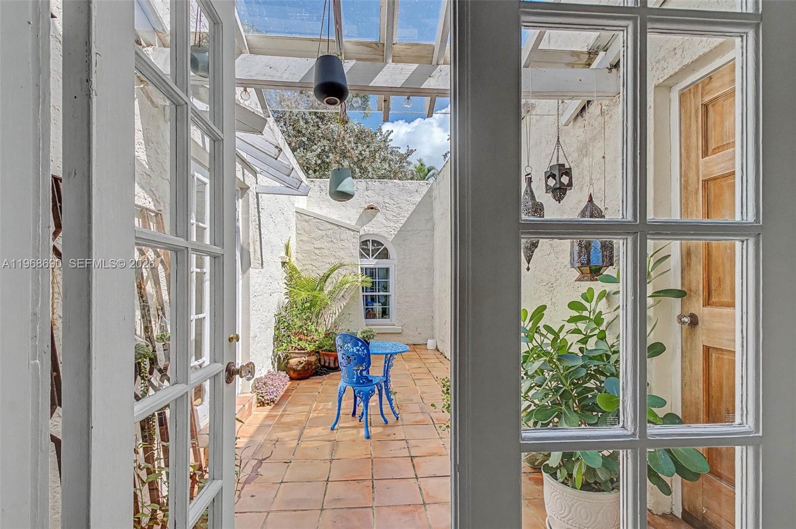 3233 Crystal Ct Miami, FL 33133