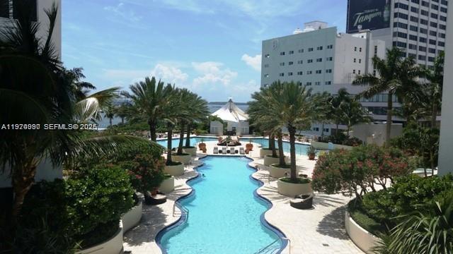 image Vizcayne South33