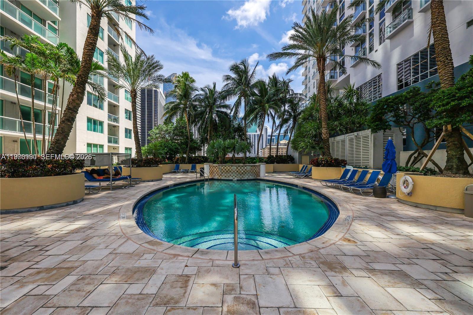 image Vizcayne South35