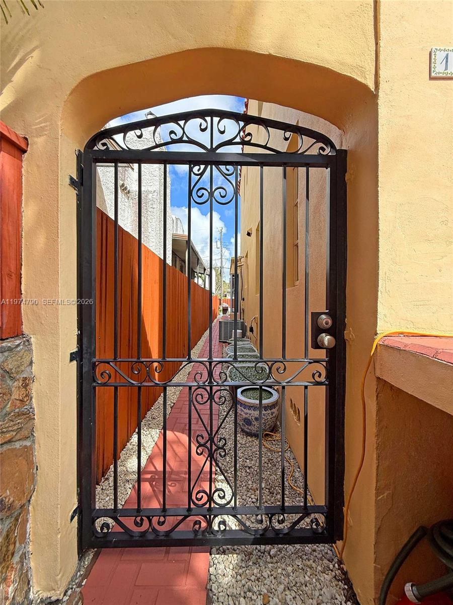 1727 SW 11th Ter Miami, FL 33135