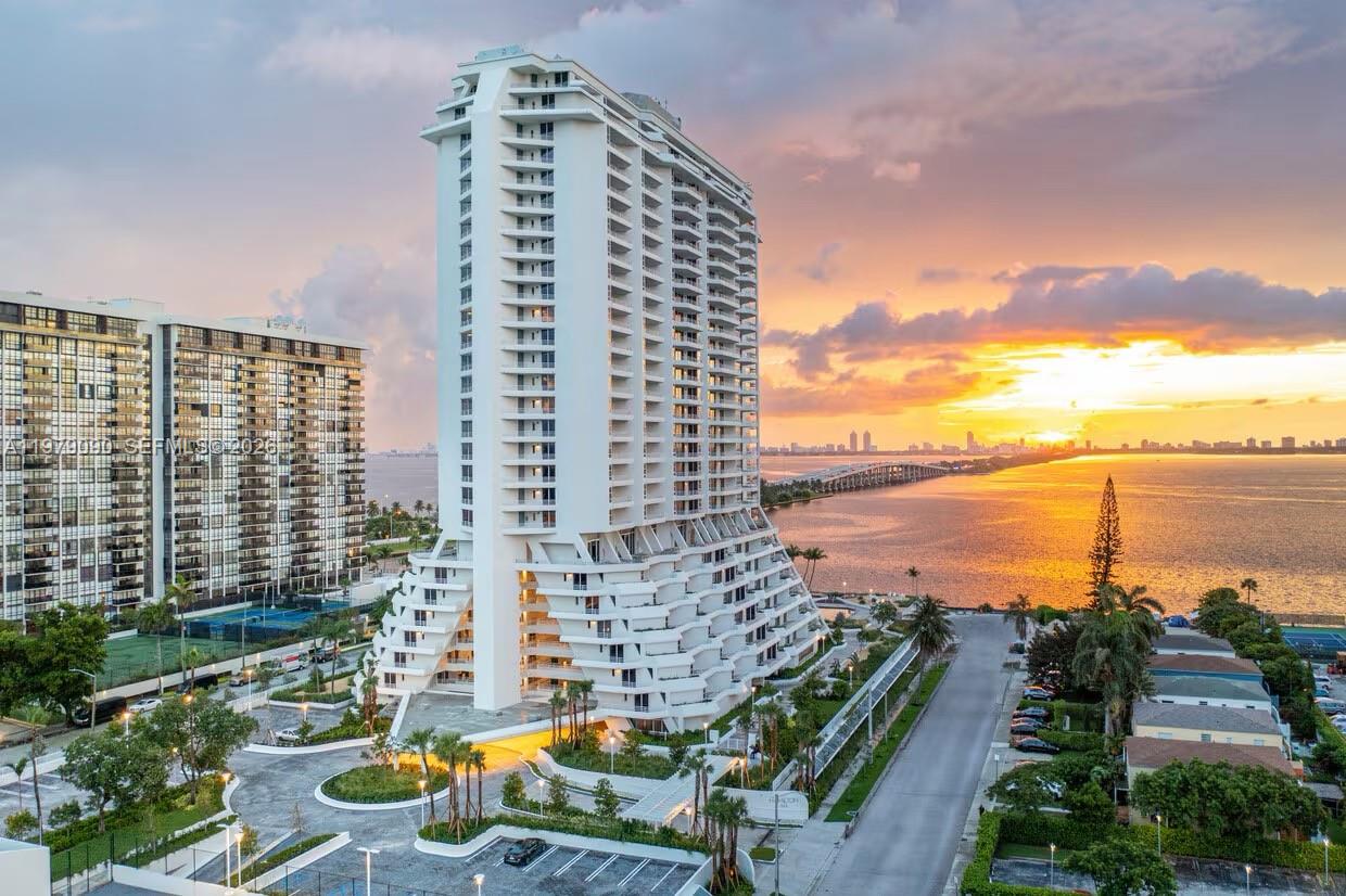 555 NE 34th St #1802