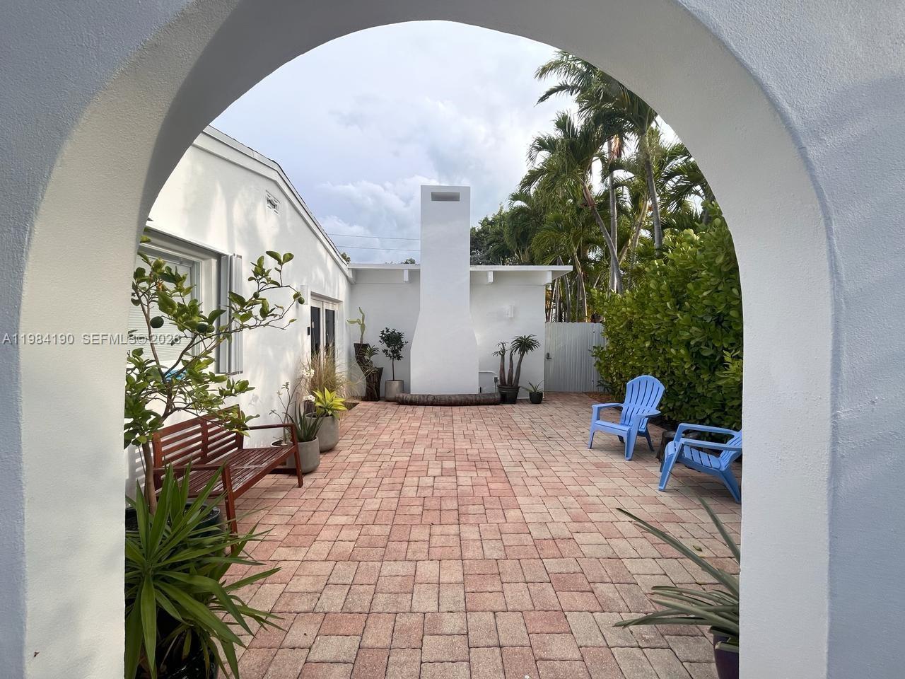 240 Greenwood Dr #240 Key Biscayne, FL 33149