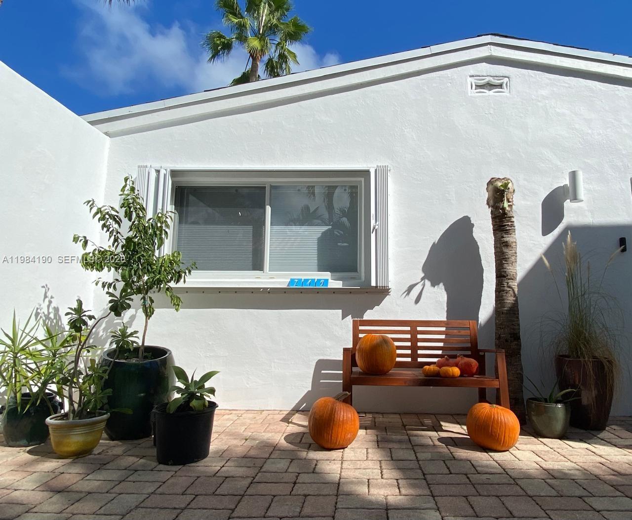 240 Greenwood Dr #240 Key Biscayne, FL 33149