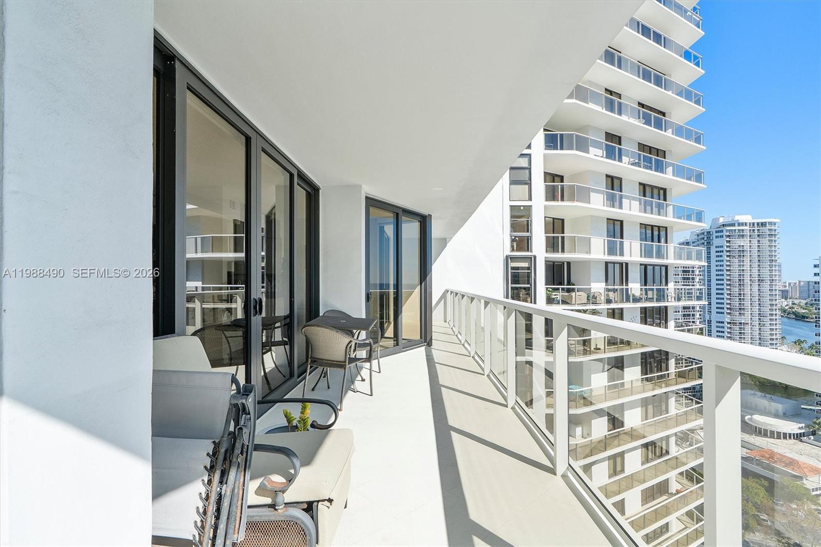 image Hamptons West38